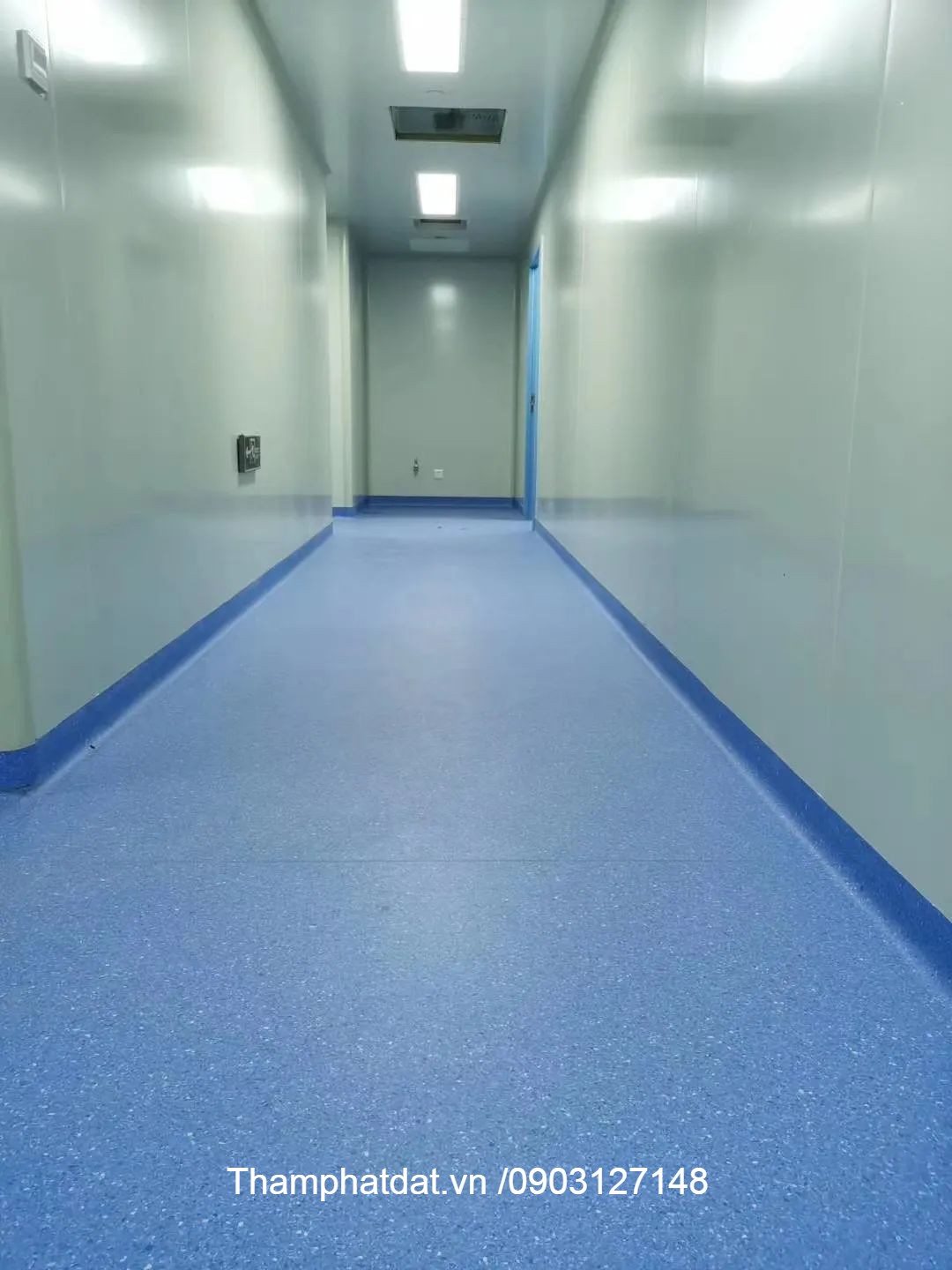 thi công sàn vinyl màu xanh blue